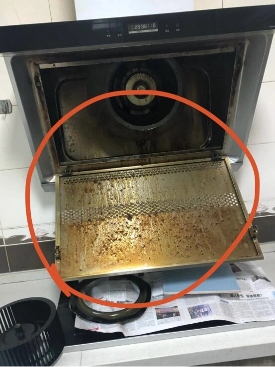 媳（xí）婦下單了我們的油煙機清洗服務，上門時（shí）婆婆卻（què）攔著不讓拆